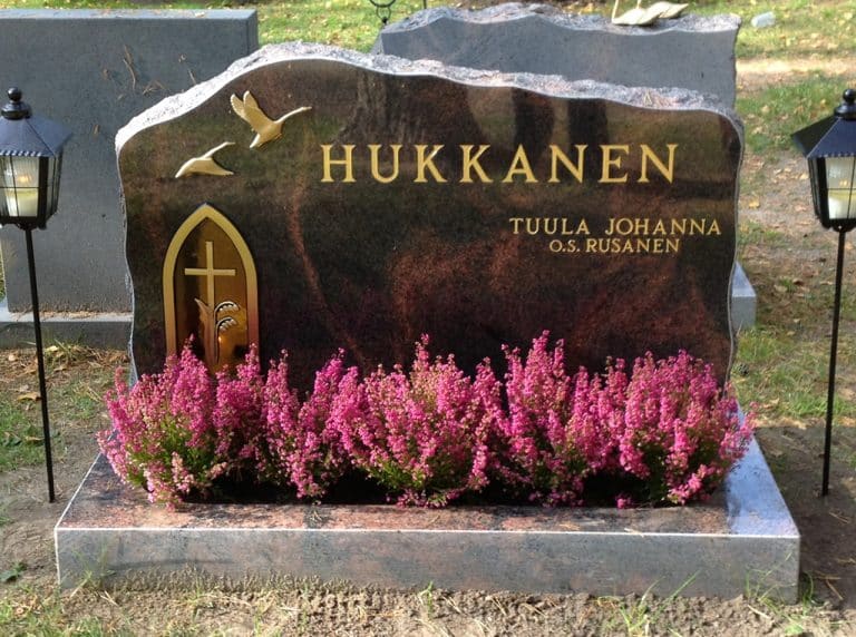Hautakivi M nts l n Punainen Varpaisj rven Graniitti Oy