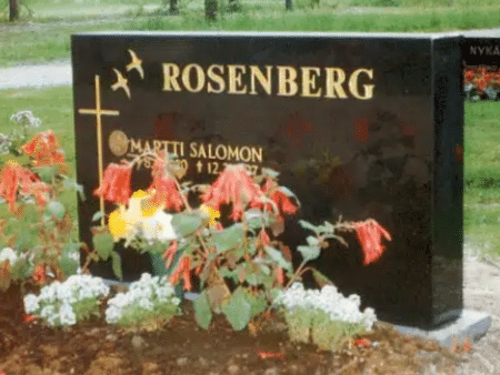 Hautakivi 1 Varpaisjärven musta 60x110x15