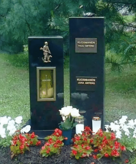 Hautakivi 41 Varpaisjärven musta 90x25x15 ja 75x25x15